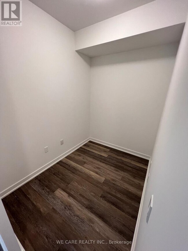 Photo du bâtiment - 250-250 Lawrence Ave W