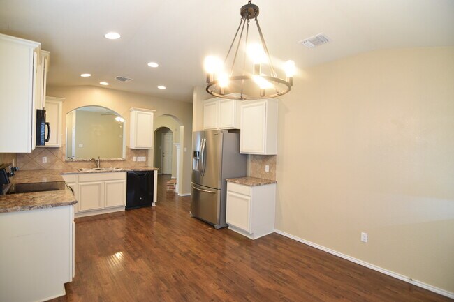 Foto del edificio - 8802 Misty Pine Dr