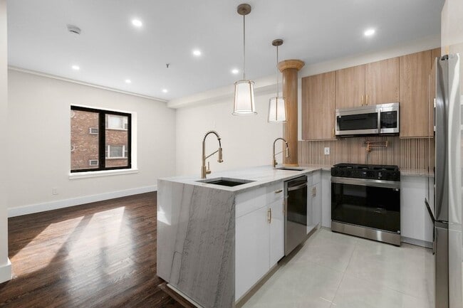 Building Photo - 556 1st St