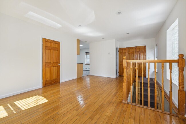 Building Photo - 108 Hutton St