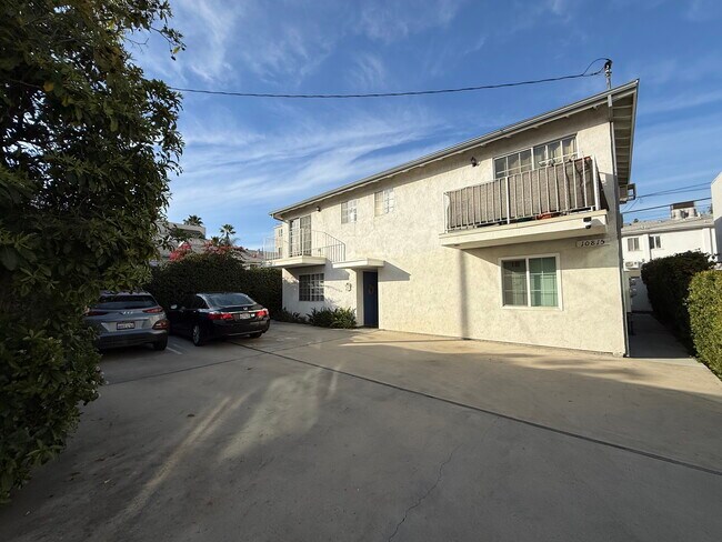 Unidad trasera - 10815 Kling St