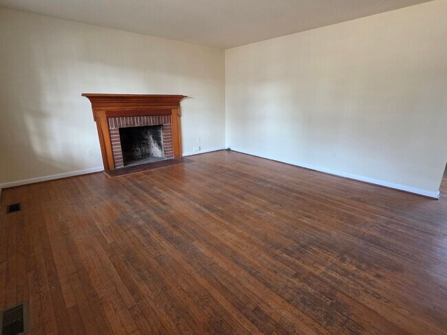 Foto del edificio - Move In Ready 3bd, 1.5bath Brick Ranch