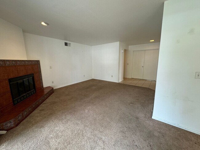 Building Photo - Alluring Two Bedroom and Bath unit in Bell...