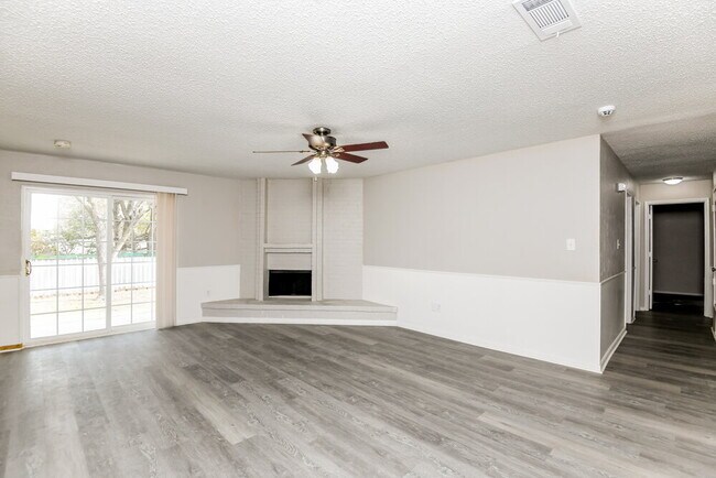 Foto del edificio - 2321 Oakside Dr