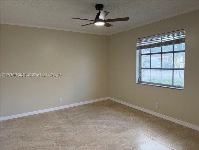 Foto del edificio - 3024 1/2 NW 69th Ct