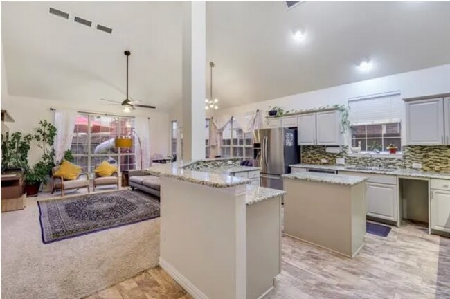 Foto del edificio - 8925 Lakewood Dr