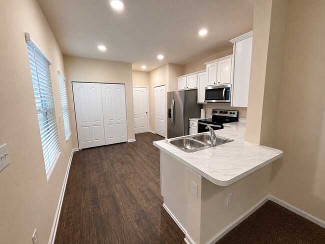 Building Photo - Beautiful 2 Bed, 2.5 Bath Townhome with Water View