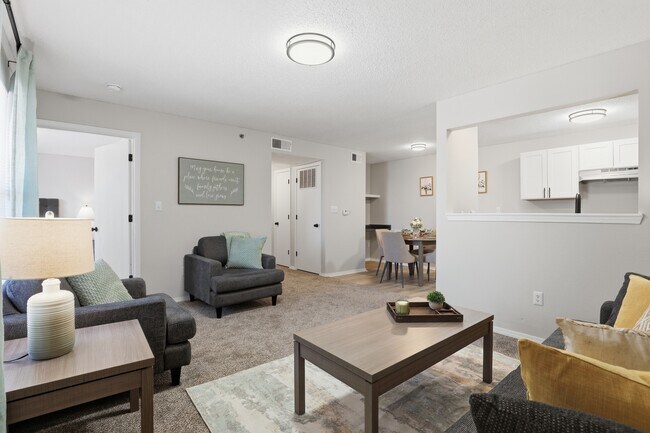 Sala de estar luminosa y de concepto abierto con espacio para relajarse o entretenerse. - Welcome to Edmond at Twenty500, where luxury meets convenience!