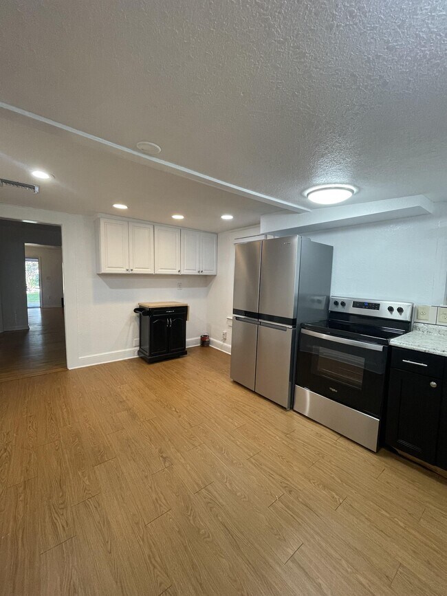Building Photo - 726 Shady Ln Dr