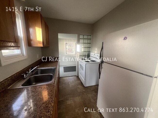 Building Photo - 1415 E 7th St