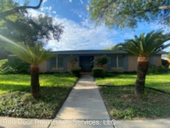 4 br, 2.5 bath House - 310 E Dallas Ave photo'