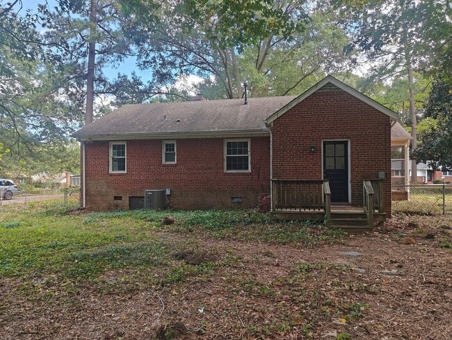 Building Photo - 3 bedroom home with fenced rear yard