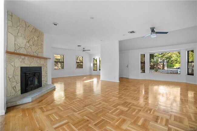 Foto del edificio - Tucked away behind gorgeous grand gates is this beautifully updated 3 bedroom 2 bath home