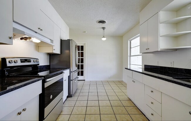 Building Photo - Lovely 3-Bedroom Home in Greater Harmony H...