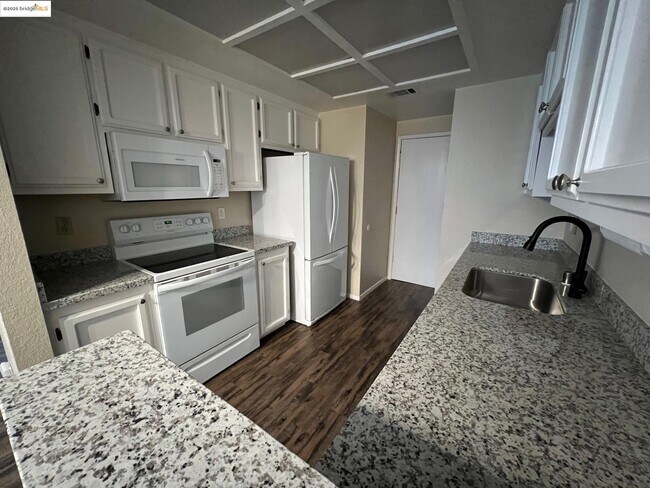Foto del edificio - 5845 Yawl St