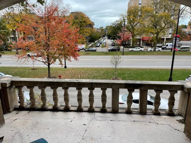 Front Balcony - 4828 S King Dr