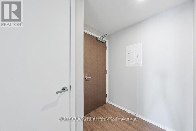 Photo du bâtiment - 1 Bloor St E