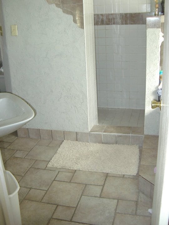 walk in shower - 2473 Harvard Ave