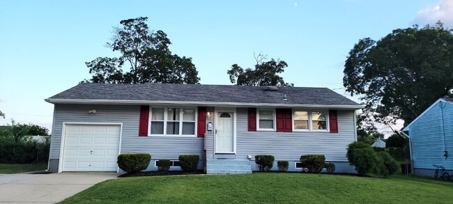 Gorgeous 3 bedroom 2 bath rancher! - Gorgeous 3 bedroom 2 bath rancher! Apartment