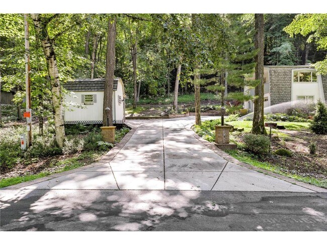 Foto del edificio - 1501 Twin Springs Rd