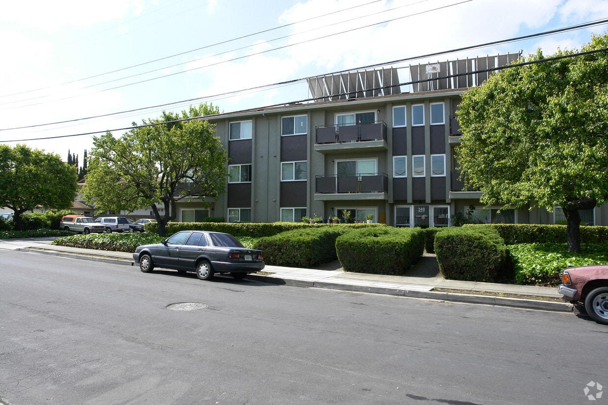 Building - 240 Linden St