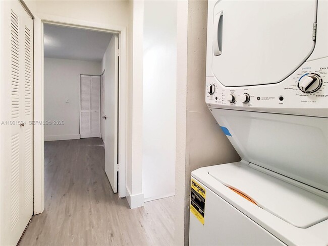 Building Photo - 1901 NW S River Dr