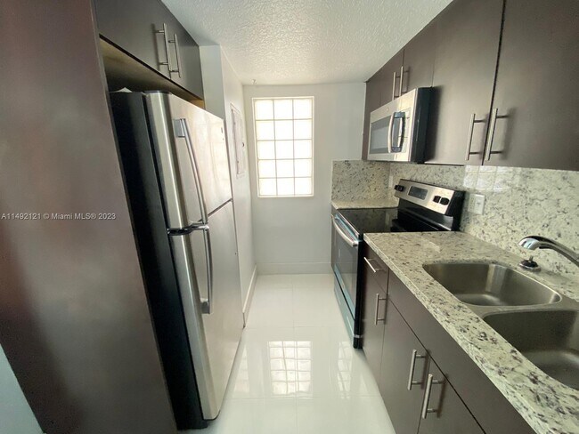 Foto del edificio - 695 SW 11th St