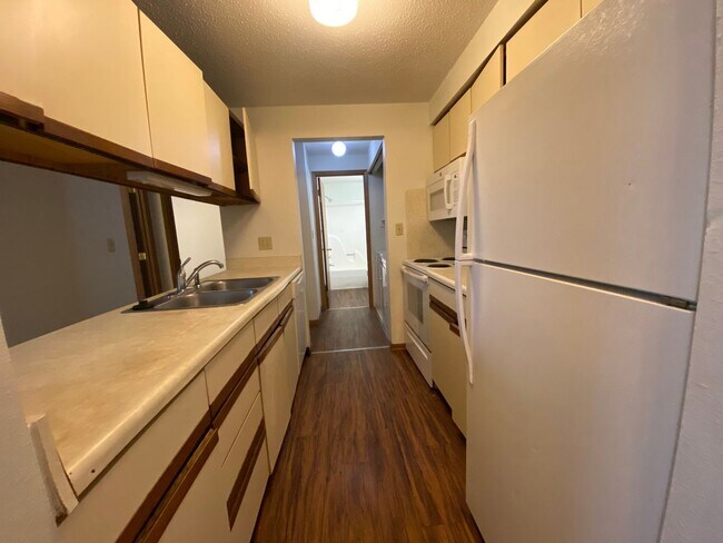 Building Photo - $1,025 | 2 Bedroom, 1 Bathroom Apartment |...