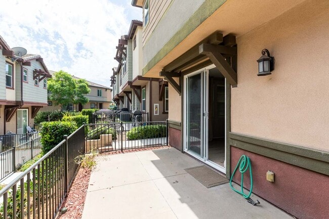 Building Photo - 3 Bed 2 Bath in the Eastlake Vistas