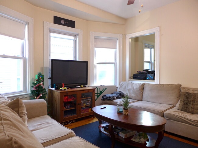 Building Photo - 71 Hillside St