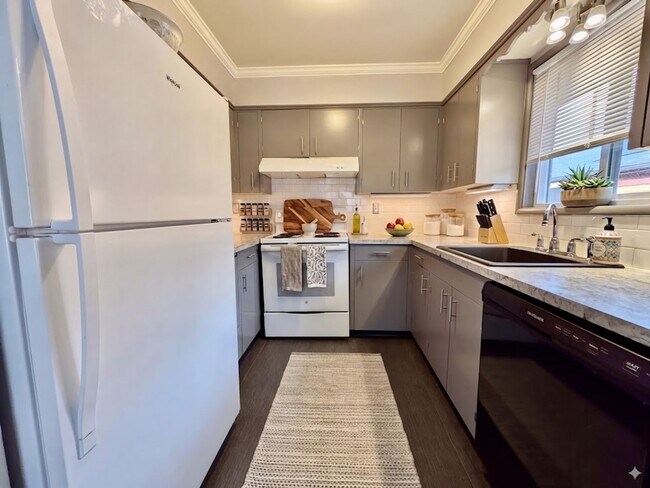 Foto del edificio - Spacious 2 Bedroom 1 Bathroom Unit Located in a Great Area Just a Few Blocks From The Hawthorne D...