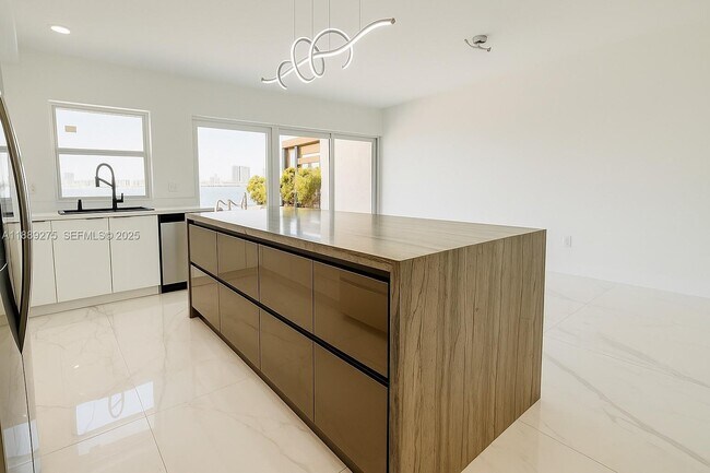 Foto del edificio - 2781 NE 165th Terrace