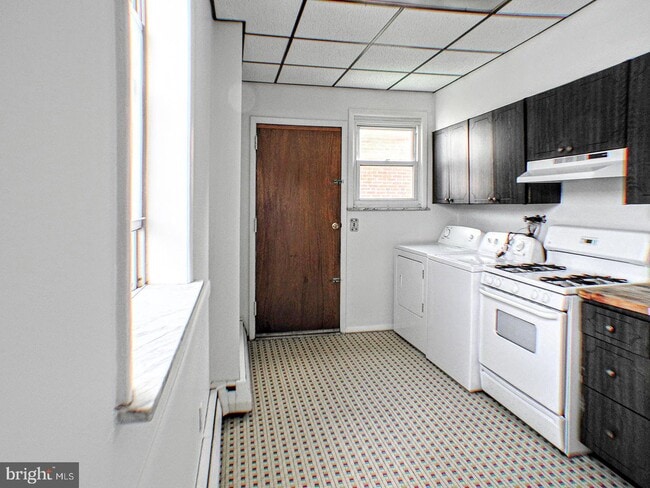 Building Photo - 1325 W Porter St