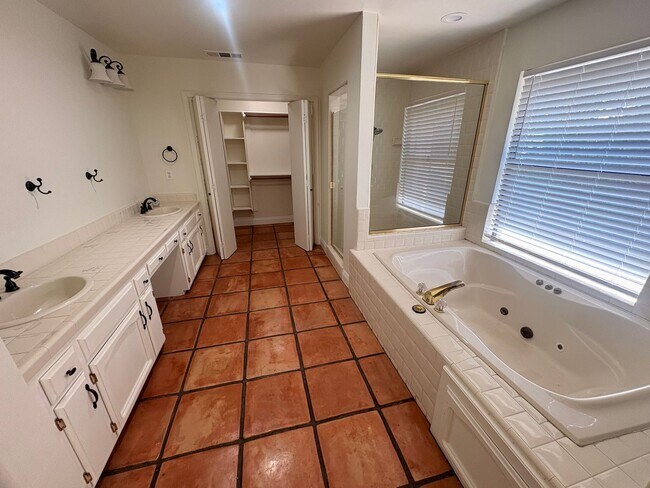 Foto del edificio - Elegant 4 Bedroom Home in The Lakes