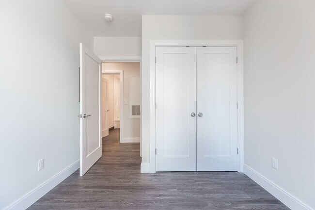 Building Photo - Large Renovated Unit in South End, Stainless Steel Kitchen Appliances, Laundry on a Site