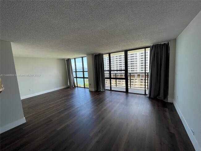 Foto del edificio - 600 NE 36th St