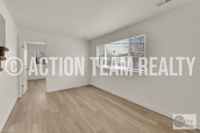 Building Photo - Remodeled Townhome in Cottonwood Heights!