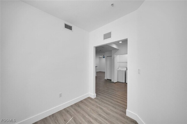 Foto del edificio - 275 SW 4th St