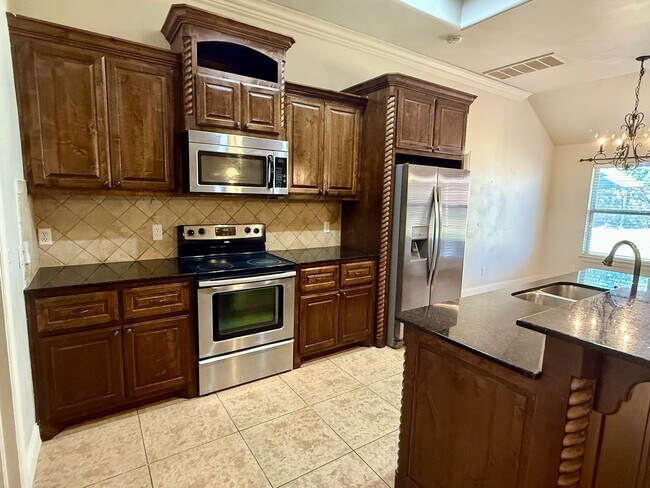 Foto del edificio - Beautiful 4 Bed, 2 Bath, 3 Car Home in Edm...