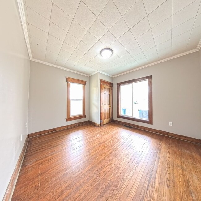 Building Photo - Spacious 5 bedroom 2 Bath Home