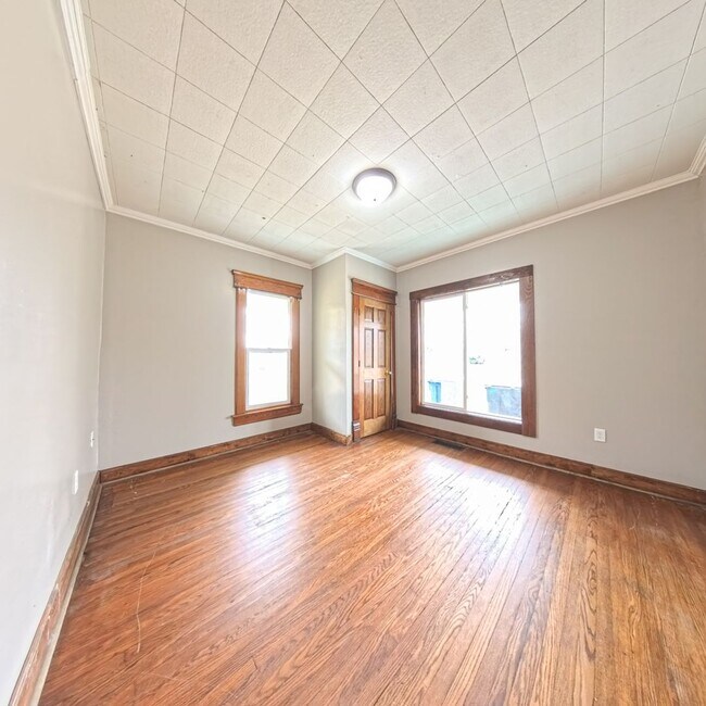 Foto del edificio - Spacious 5 bedroom 2 Bath Home