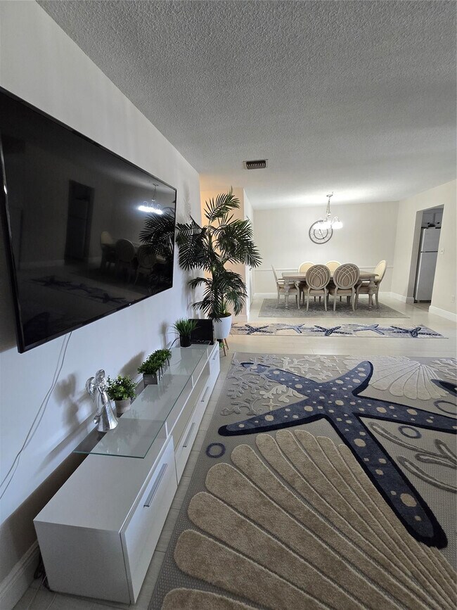 Foto del edificio - 2109 NE 68th St