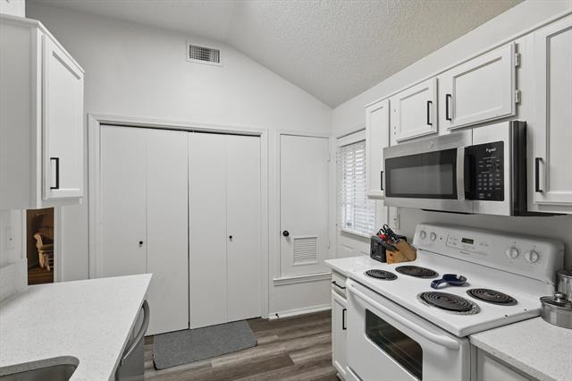 Foto del edificio - 8738 Hawthorne St