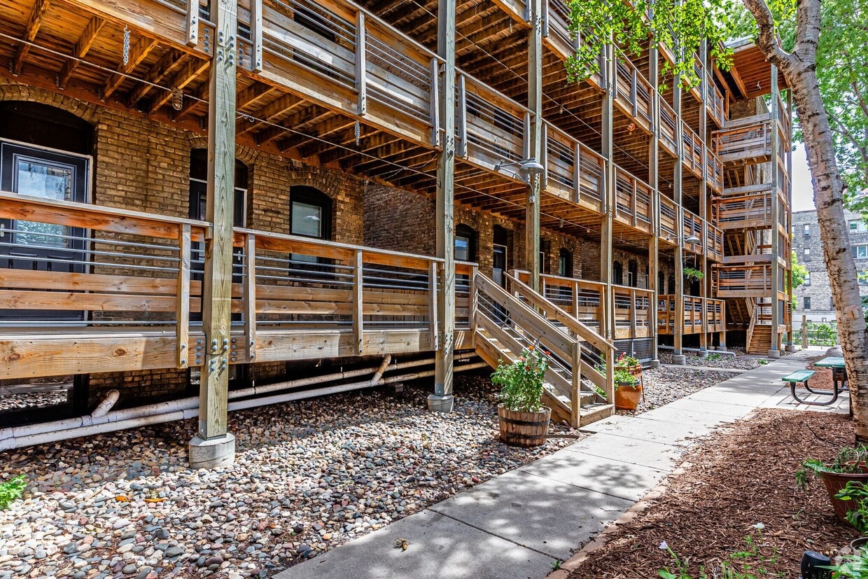 Primary Photo - 1400-1408 Spruce Pl – Oak Grove Downtown
