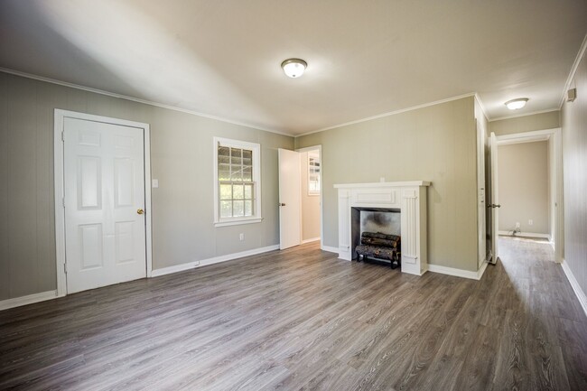 Building Photo - Freshly Updated 3 Bedroom Home