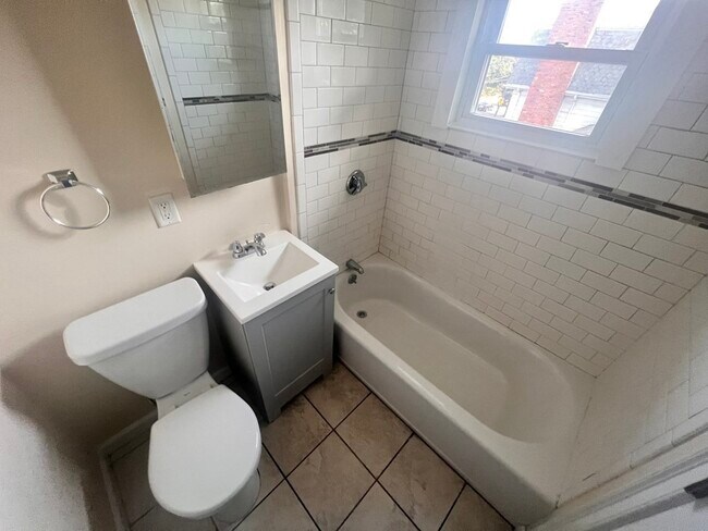 Foto del edificio - 483 Newport Ave