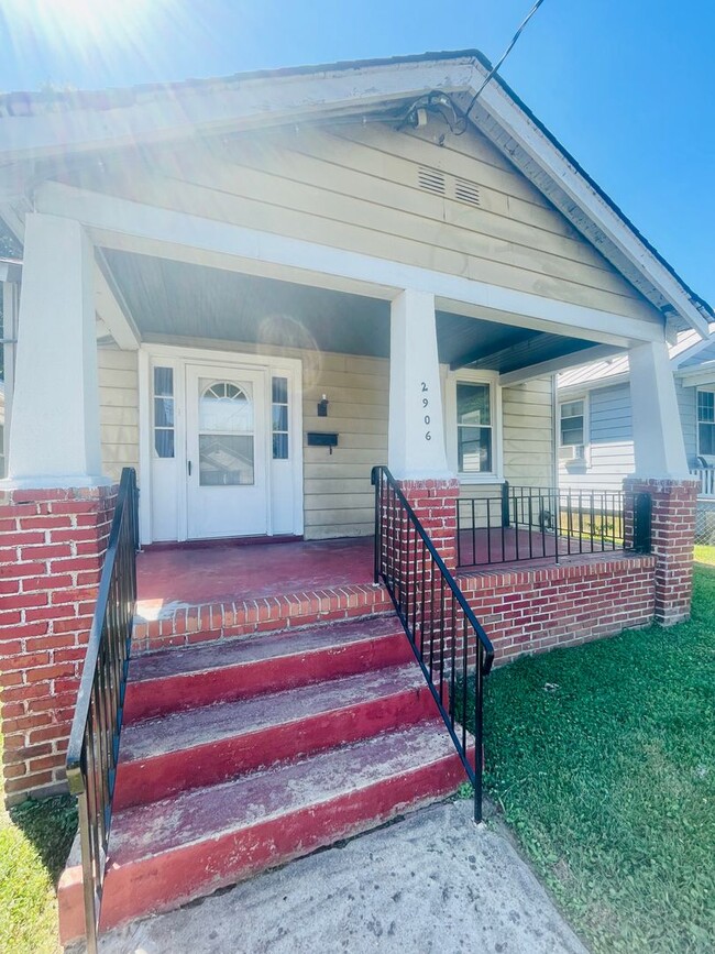 Building Photo - Adorable Recently Renovated 2bdrm/1bth Bun...