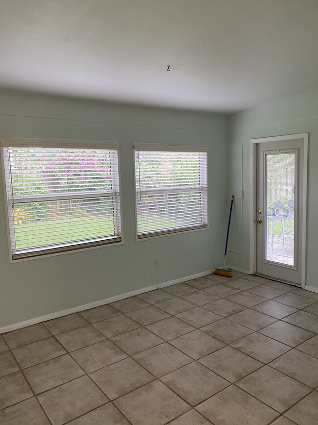 Dining area/sun room - 2120 NW 2nd Ave