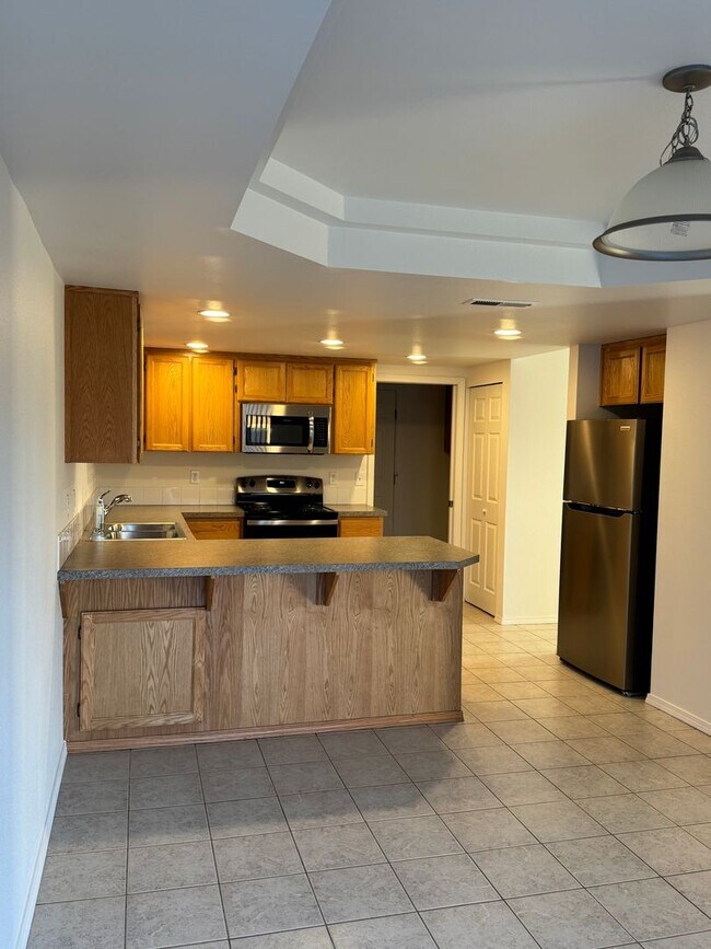 Foto del edificio - Charming 3-Bed Duplex with 2.5 Baths & 1600 Sq Ft - Prime Spanaway Location!