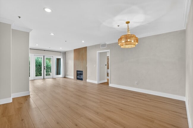 Dining & Living - 8541 Alcott St